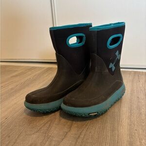 Under Armour  Gripper Wild Michelin Boots Size 4Y Snow Beach Mountains Outdoor